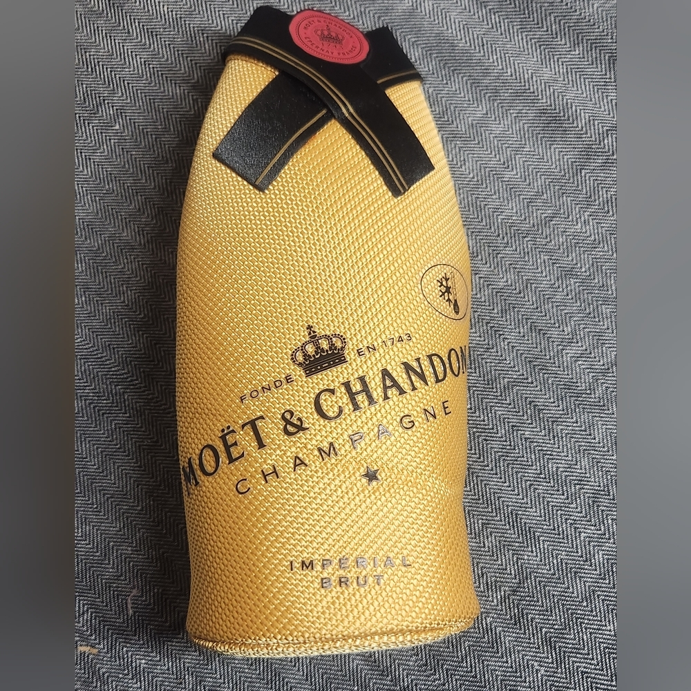 Moët & Chandon Isotherm 750ml Bottle Suit
